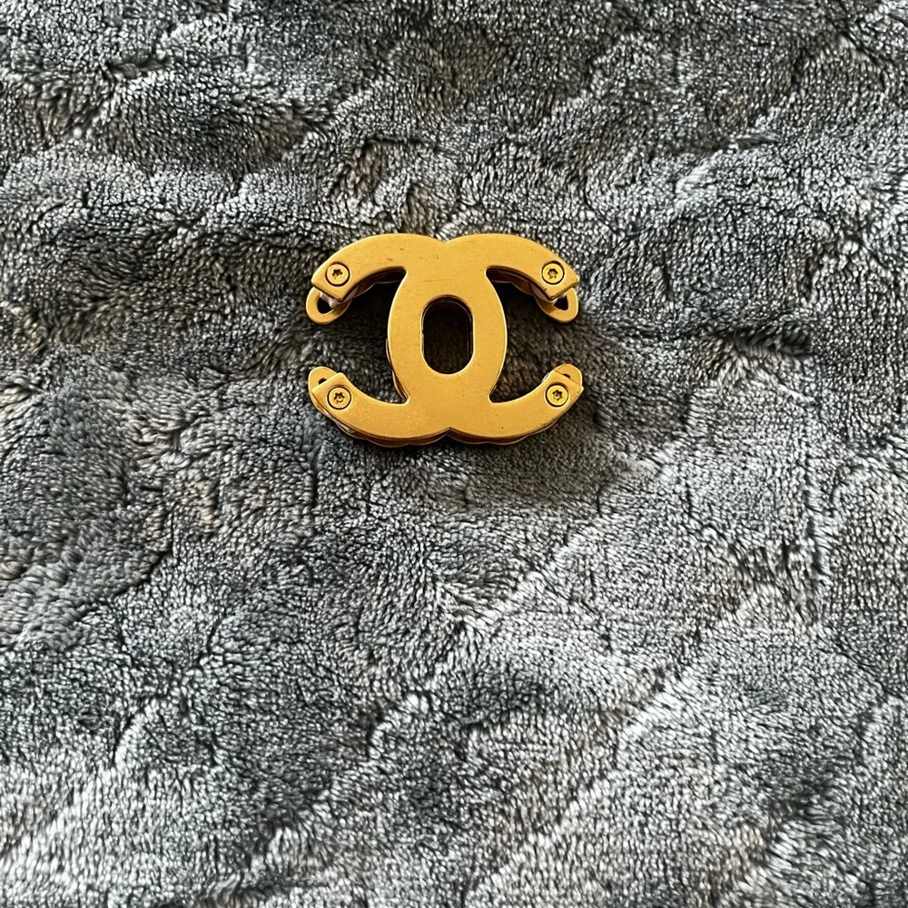 CHANEL Gold and Cream Interlocking‎ C Brooch